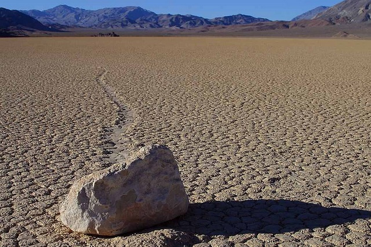 The unexplainable phenomenon of moving stones in Death Valley finally explained !